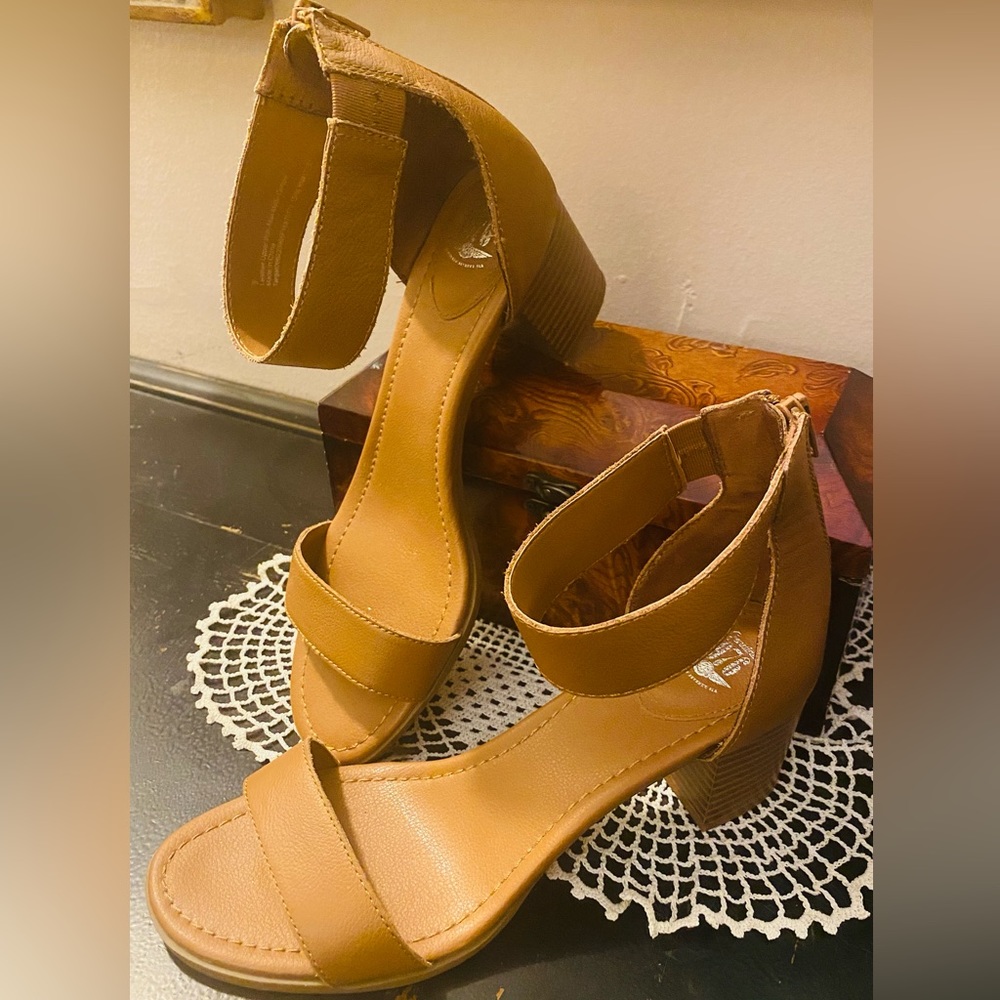 Genuine 1976 Leather Heeled Zipper Back Camel Sandals~Size 9
